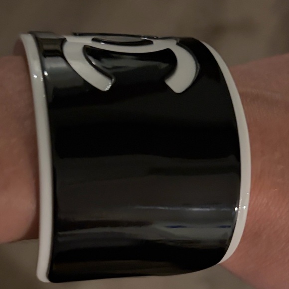CHANEL Costume Jewelry Black and White Resin CC Logo Cuff - Picture 3 of 6